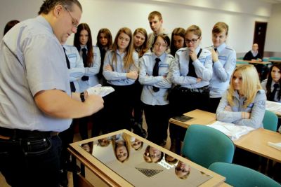 Zajęcia Ślady kryminalistyki dla uczniów szkół średnich w Uczelni Kwiatkowskiego w Gdyni