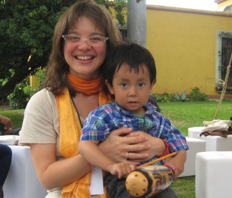 dr Fina Carpena-Mendez z chłopcem z grupy Nahua podczas badań w Meksyku