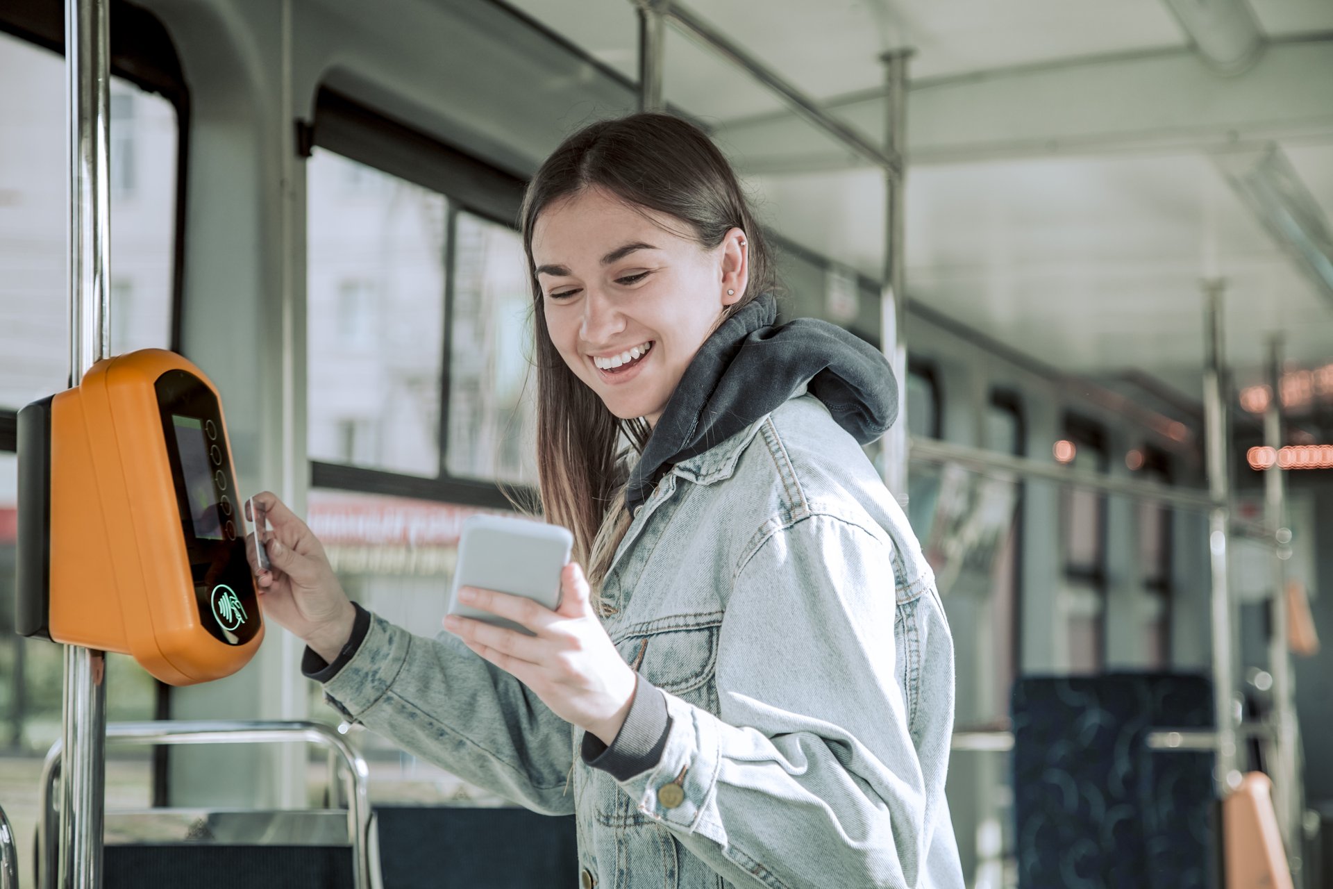 Studentka płaci telefonem za przejazd w tramwaju