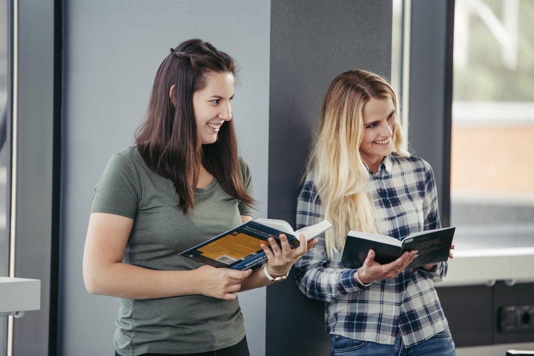 Dwie studentki uczą się razem w bibliotece