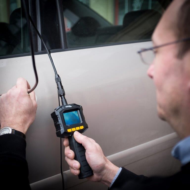 Samodzielne otwieranie zatrzaśniętych drzwi auta – czy warto